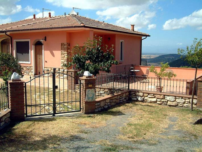 Ferienwohnung für 5 Personen, mit Balkon und Terrasse sowie Garten und Ausblick in Castellina Marittima