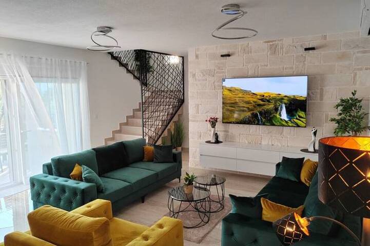 Five Bedroom Villa with Private Pool in Dalmatinisches Zagora