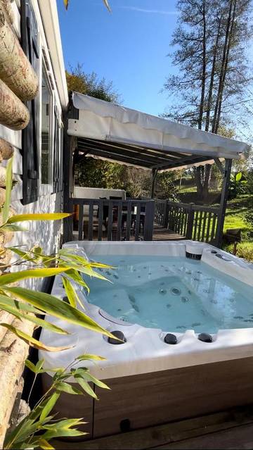 Chambre d’hôte pour 8 personnes, avec jacuzzi et bassin pour enfant ainsi que jardin et piscine à Carcarès-Sainte-Croix