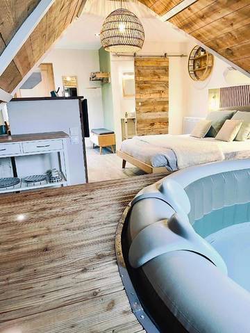 Chambre d’hôte pour 3 personnes, avec balcon et jacuzzi dans Croix-Caluyau