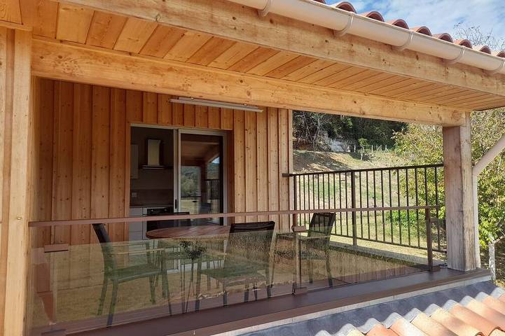 Gîte pour 4 personnes, avec terrasse ainsi que piscine et jardin