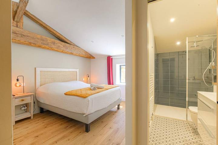 Chambre d’hôte pour 3 personnes, avec Terrasse ainsi que Jardin et Piscine à Denicé
