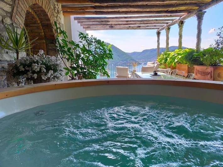 Appartamento per 4 persone, con Idromassaggio e Terrazza nonché Giardino e Vista lago a Cernobbio