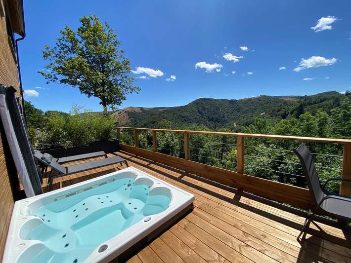Location de vacances pour 11 personnes, avec Jacuzzi et Terrasse ainsi que Jardin et Vue à Fraissinet-de-Lozère