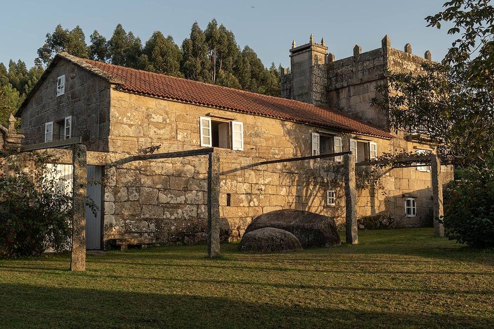 Pequeño Pazo Gallego del Siglo Xviii con Piscina in Meis, Costa de Galicia