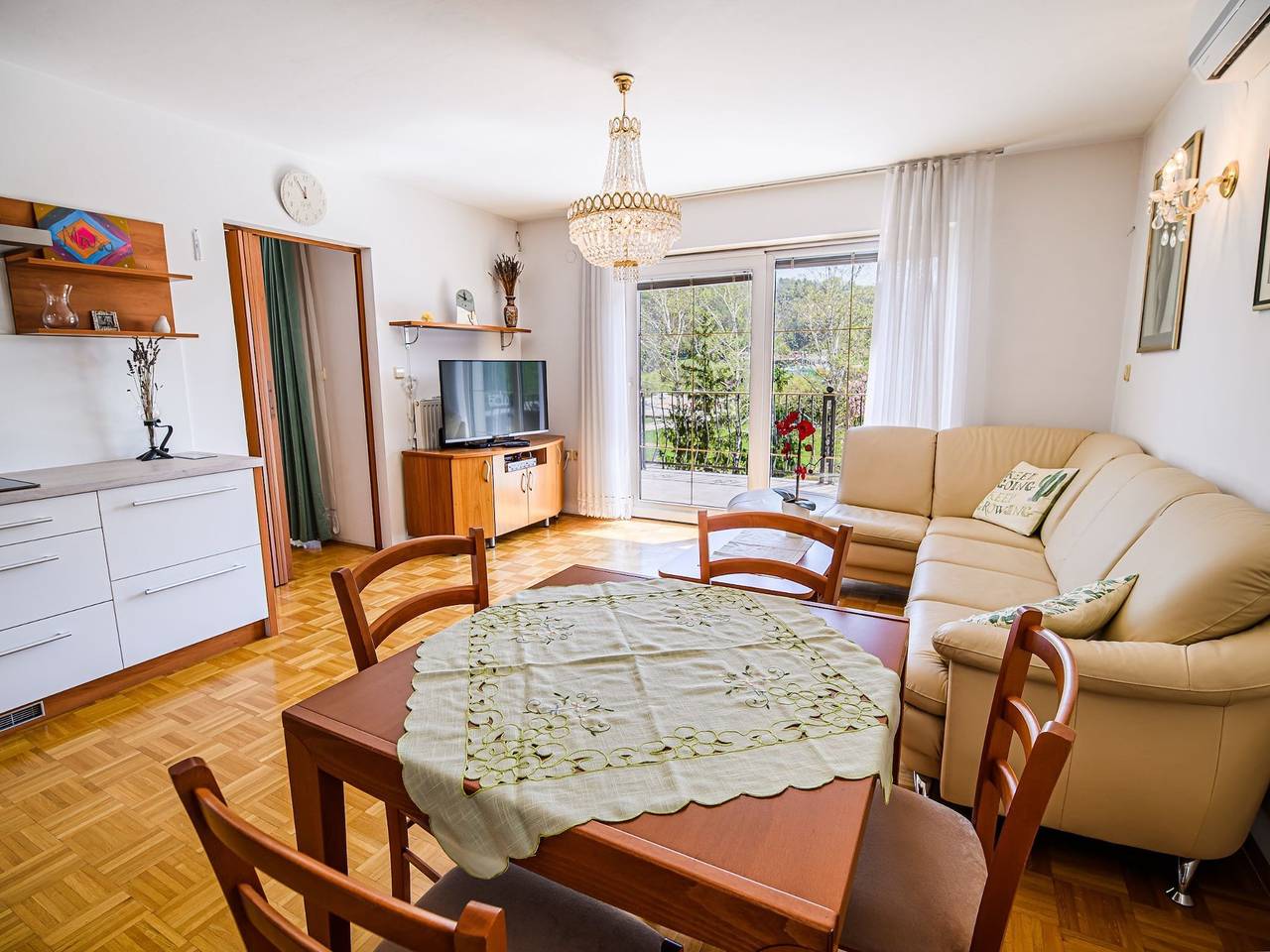 Ganze Wohnung, Sunny and Spacious Apartments with Terrace near Water Park - One Bedroom Apartment with Terrace in Untersteiermark