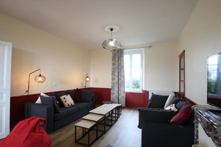 Gîte pour 14 personnes, avec jardin à La Meurdraquière