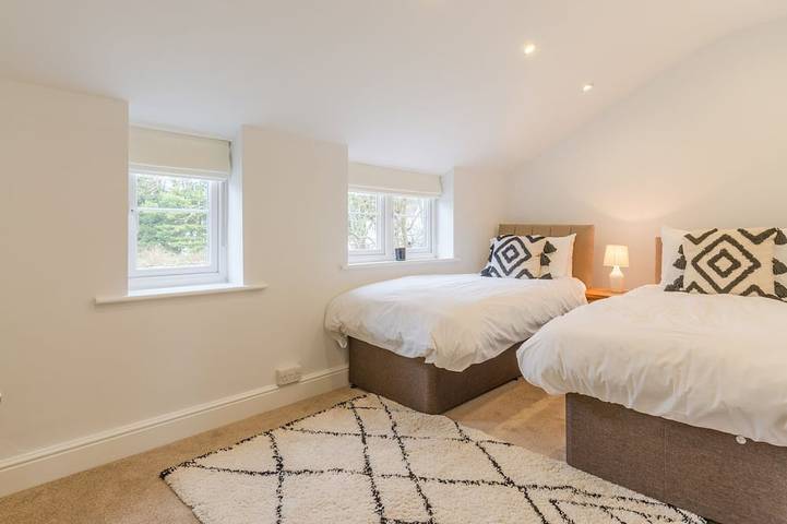 Landers, Cheltenham - sleeps 10 guests  in 5 bedrooms in Great Witcombe, Gloucestershire
