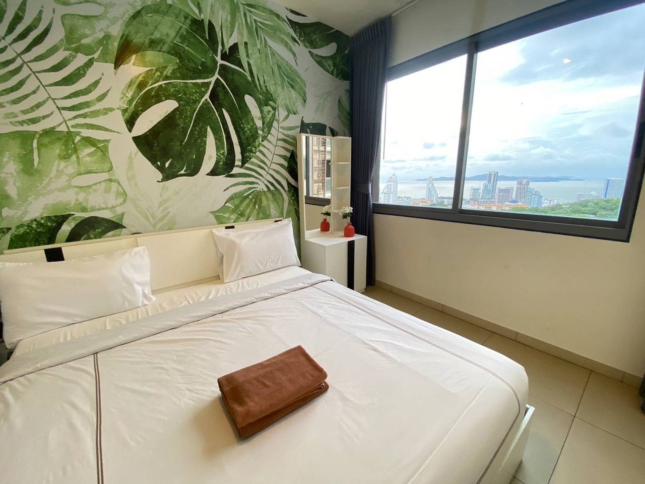 Apartamento entero, Unidad de 2 dormitorios en piso alto con vista al mar in Pattaya, Provincia de Chon Buri