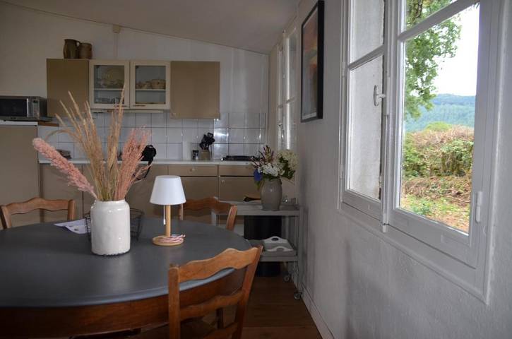 Location de vacances pour 4 personnes, avec piscine ainsi que vue et terrasse à Corancy - 3