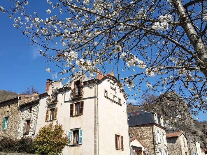 Location de vacances pour 5 personnes, avec terrasse et vue, adapté aux familles à Saint-Floret
