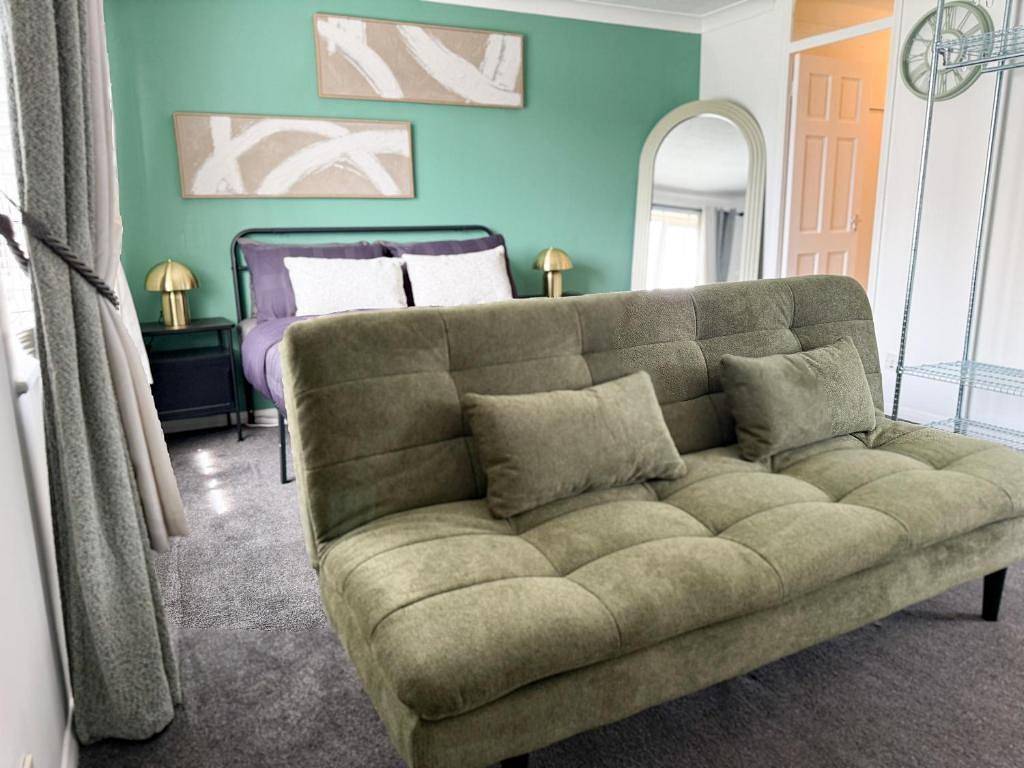 Entire holiday apartment, 1 bed - Sleeps 4 - Free Parking & Wifi in Surrey