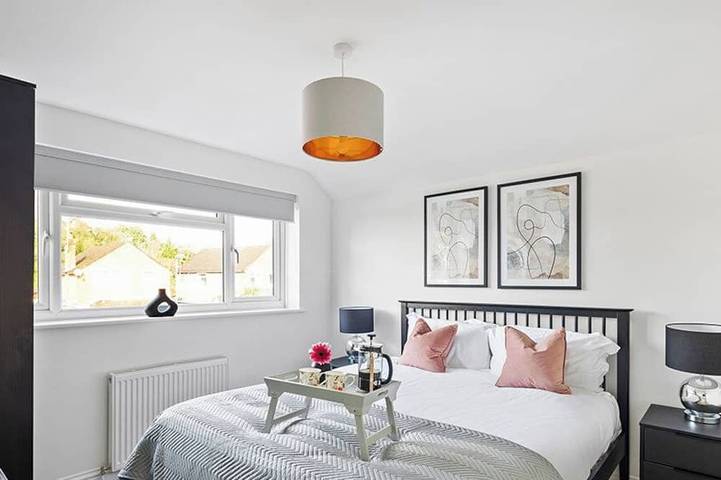 Woking -Garden, Driveway Parking, 4Bed in Woking, Surrey
