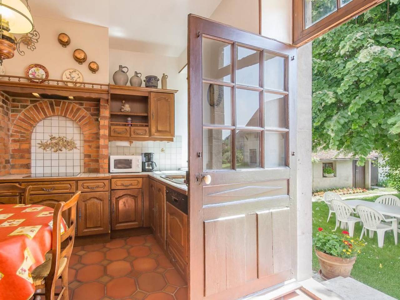 Character house with garden and games, near Dijon in Corcelles-lès-Cîteaux, Dijon region