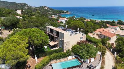 Villa pour 4 personnes, avec jardin et piscine en Corse-du-Sud