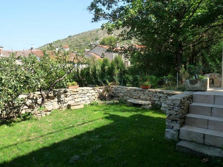 Location de vacances pour 4 personnes, avec terrasse ainsi que jardin et vue, adapté aux familles à Saint-Rome-de-Tarn