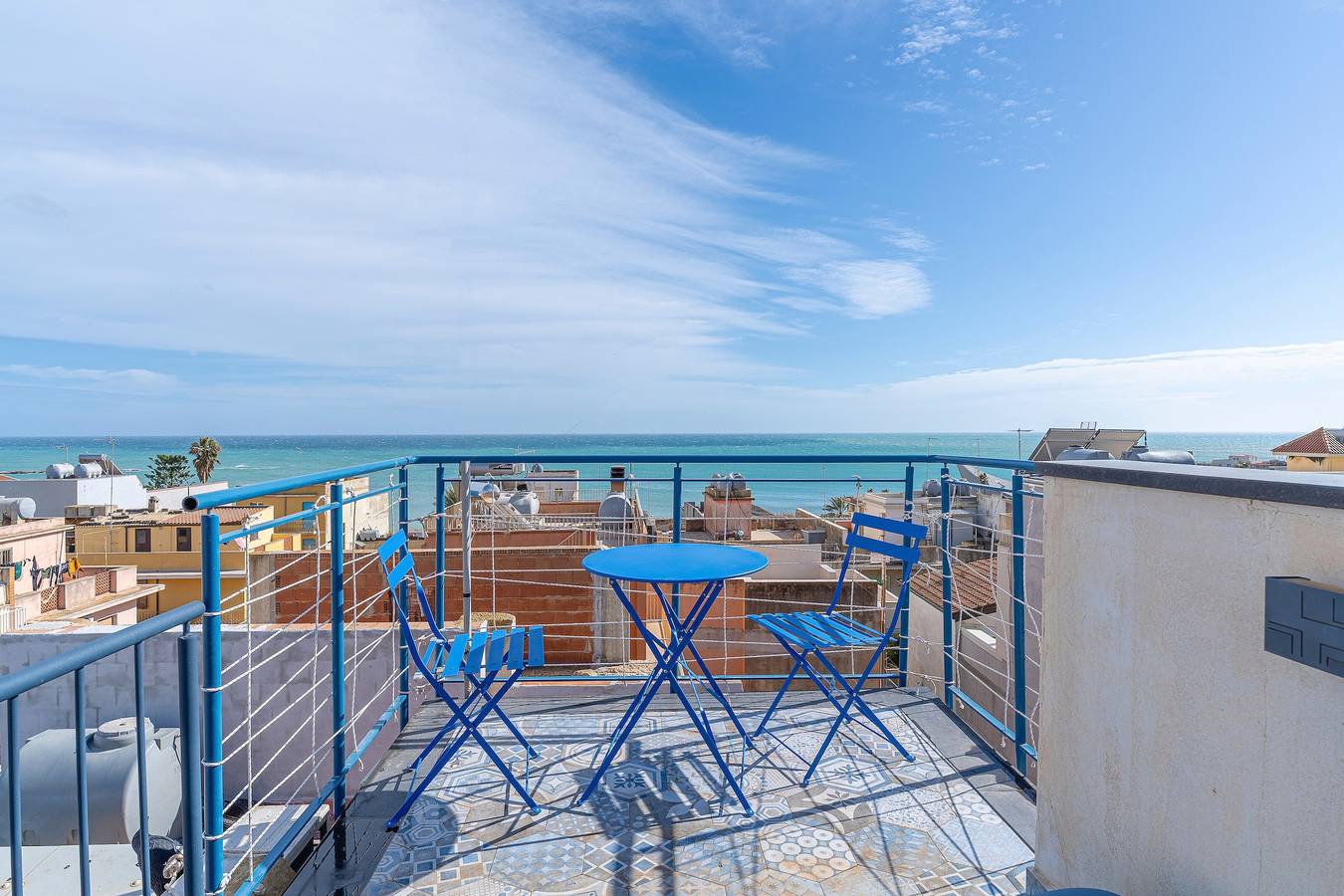 Apartamento entero, Apartamento 'Blue House con Terraza', vistas al mar, Wi-Fi y aire acondicionado in Capo Passero, Portopalo di Capo Passero