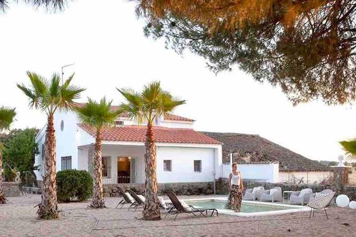 Casa rural para 14 personas, con terraza y piscina además de vistas y jardín en Mejorada