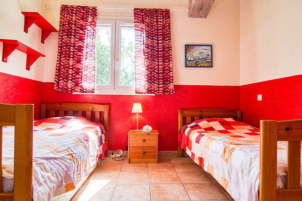 Beautiful private villa for 8 people with Wifi, private pool, Tv, patio and pets allowed in Carcès, Brignoles region