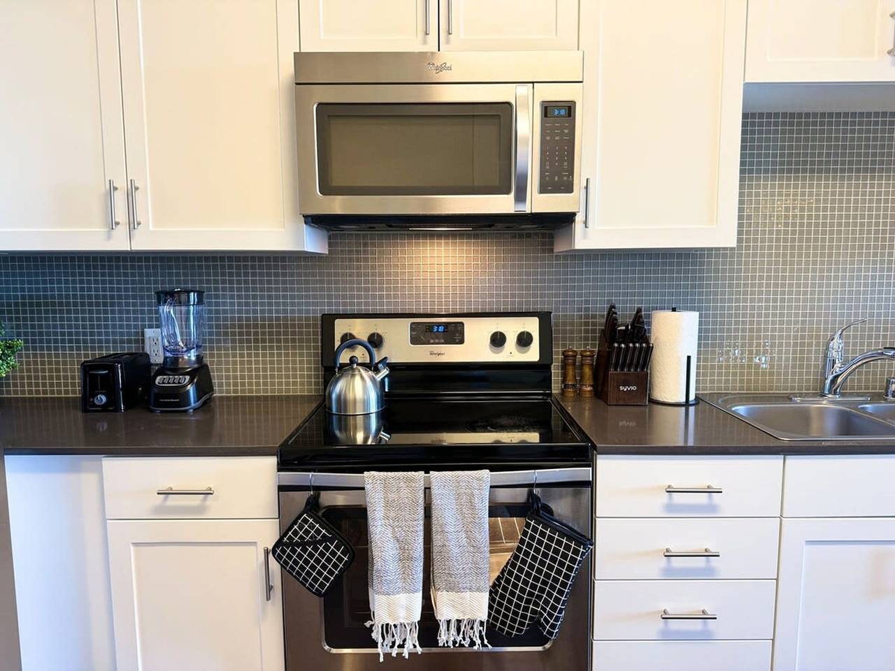 Entire apartment, New La Home W Pool   Gym  Parking 10 Min to Cedars in Hancock Park, Los Angeles