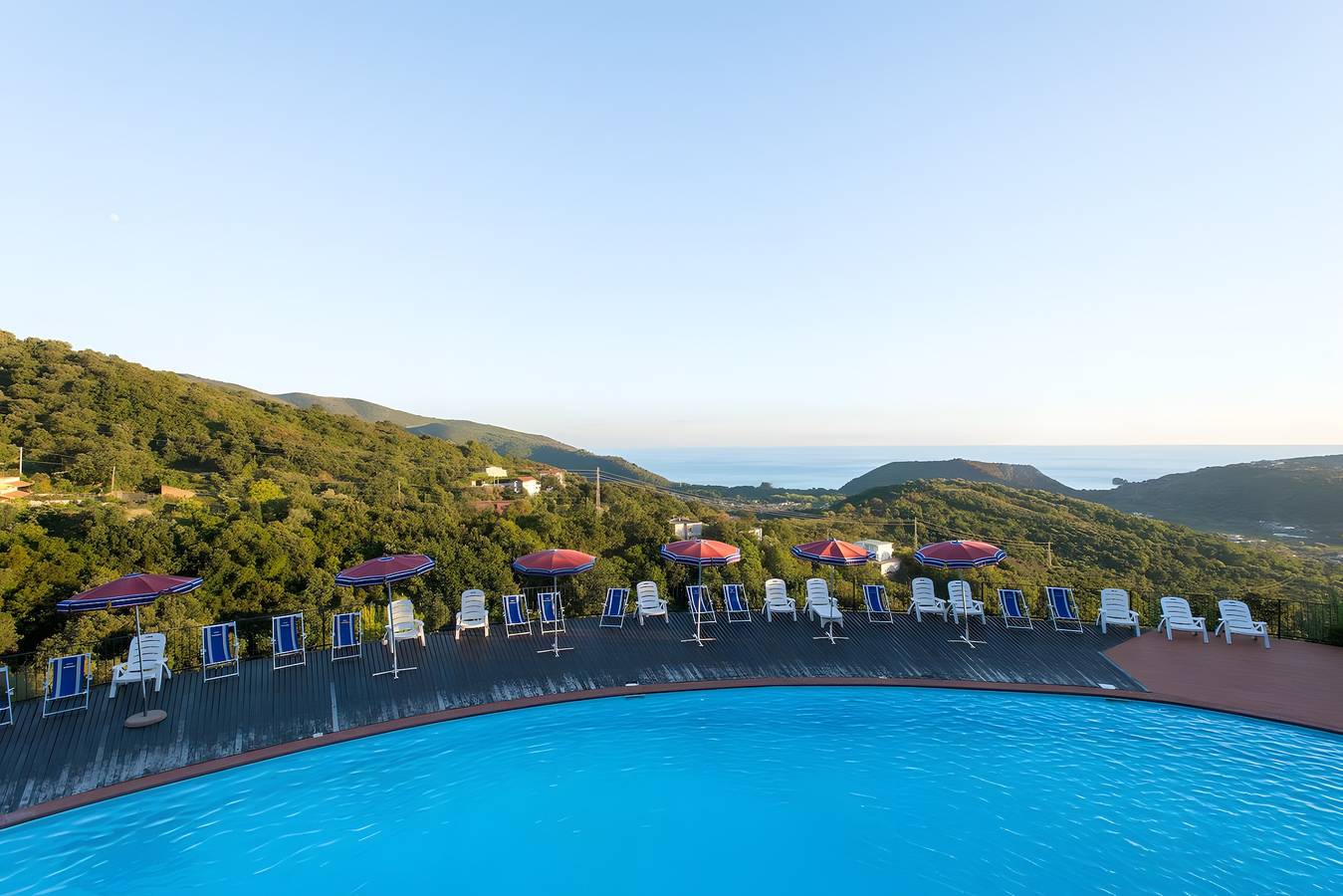 Appartamento intero, P.R. Club - Trilocale Enea 39 con Vista Mare, Terrazza Privata e Aria Condizionata in Centola, Cilento Coast