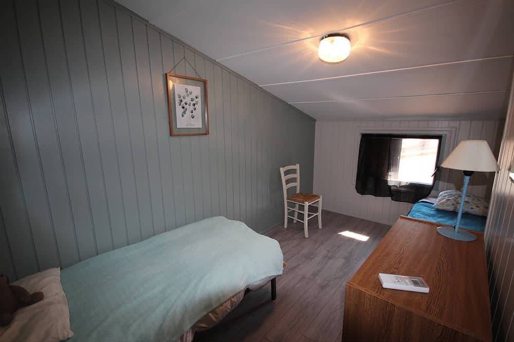 Nice corner villa located with airco in Les Tamaris (pool extra fees), 2 bedrooms, Wifi, 500 from... in Portiragnes Plage, Portiragnes