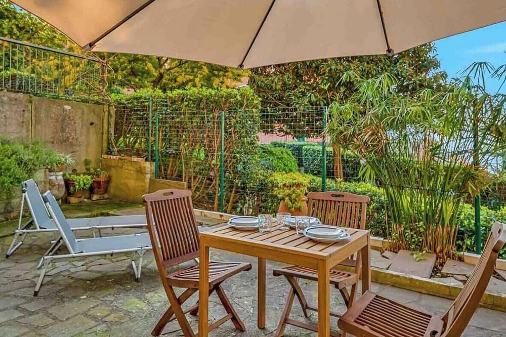 Apartamento entero, Discover the charm of the Ligurian Riviera by staying in this welcoming holiday home in Lerici, perfect for couples and families. With a double bedroom, a bathroom and a kitchen, the house is ideal for those seeking tranquility and comfort.In addition, a in Lerici, Lerici Municipio