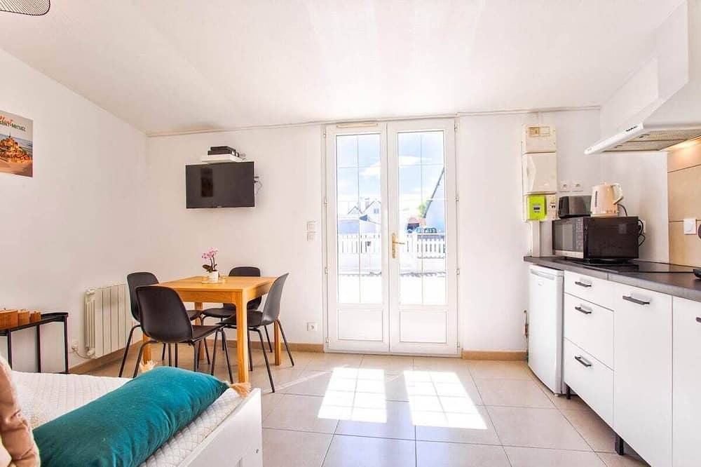 L'atypique, 150M beach terrace in Lion-sur-Mer, Caen region