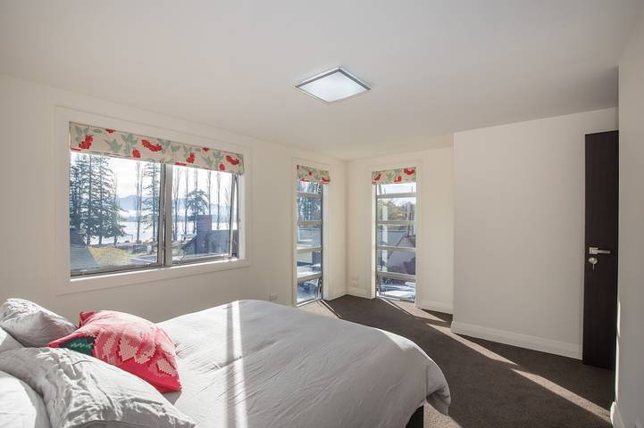 Holiday home for 13 people, with garden and balcony in Wanaka