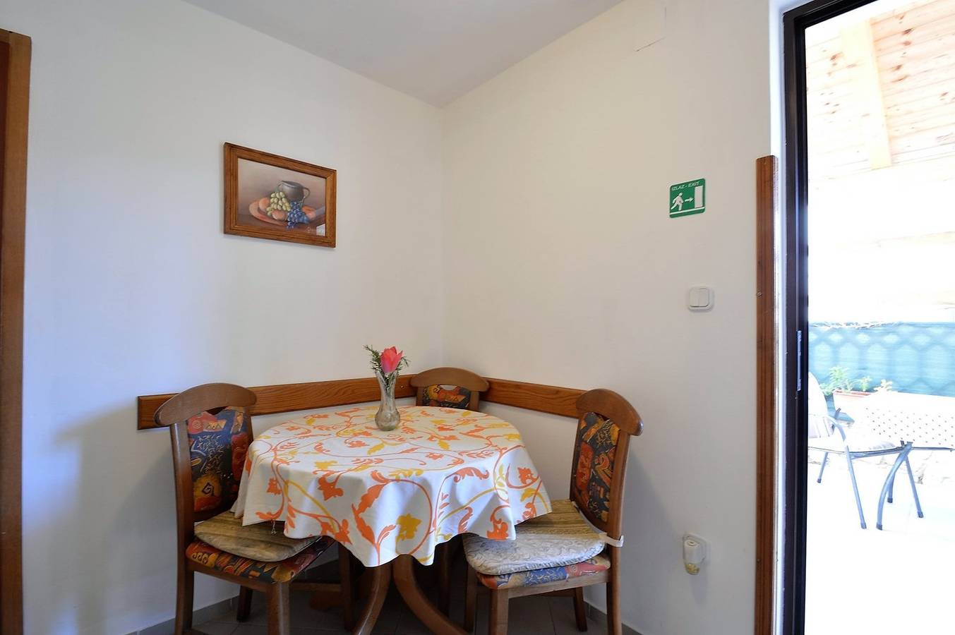 Ganze Wohnung, Studio Rahela 3 in Mali Lošinj, Zagazinjine. Das Erdgeschoss ist für 2 Personen geeignet und besteht aus: Schlafzimmer mit Doppelbett, Küche und Esszimmer, Wohnzimmer und Terrasse. in Mali Lošinj, Lošinj