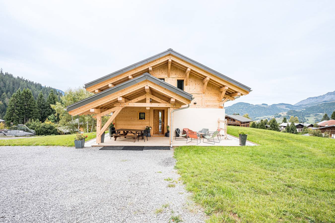 Chalet 'Les 2 Soeurs' with Mountain View, Private Terrace and Wi-Fi in Cohennoz, Albertville region