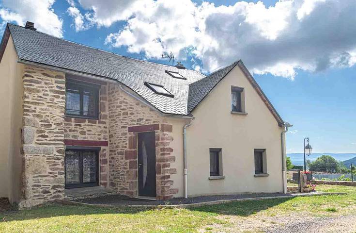 Gîte pour 8 personnes, avec terrasse à Les Hermaux