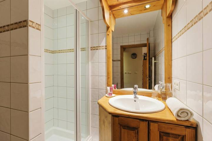 Entire apartment, V Buet 41: Beside Ski Lift; Pool, Sauna & Gym in Vallorcine, Bonneville region