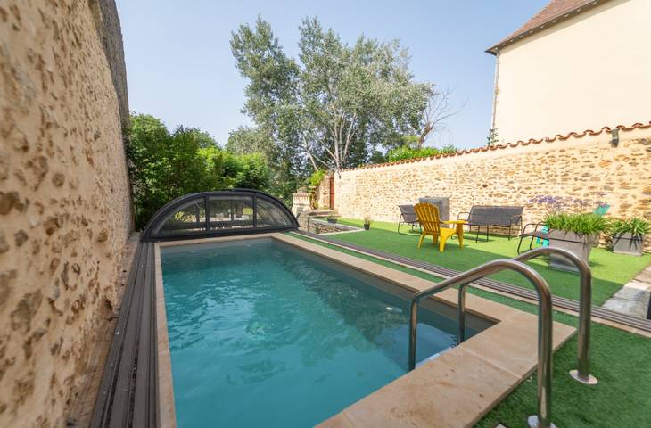 Gîte pour 8 personnes, avec terrasse ainsi que jardin et piscine à Vivonne - 2