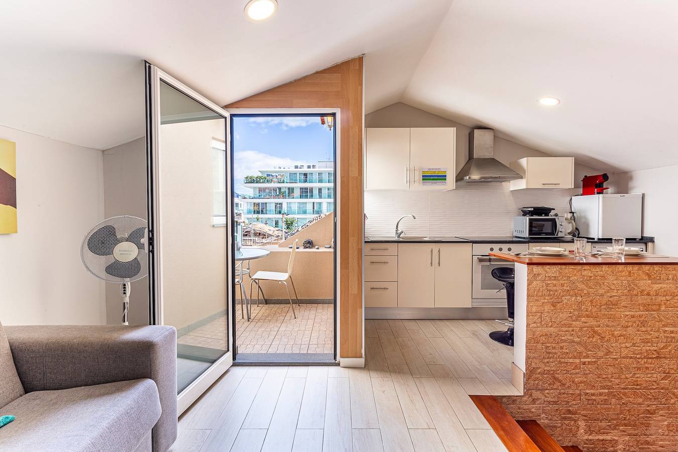 Appartamento intero, Appartamento 'Holiday Home Funchal Center T1' con vista mare, Wi-Fi e aria condizionata in Funchal (Sé), Madeira