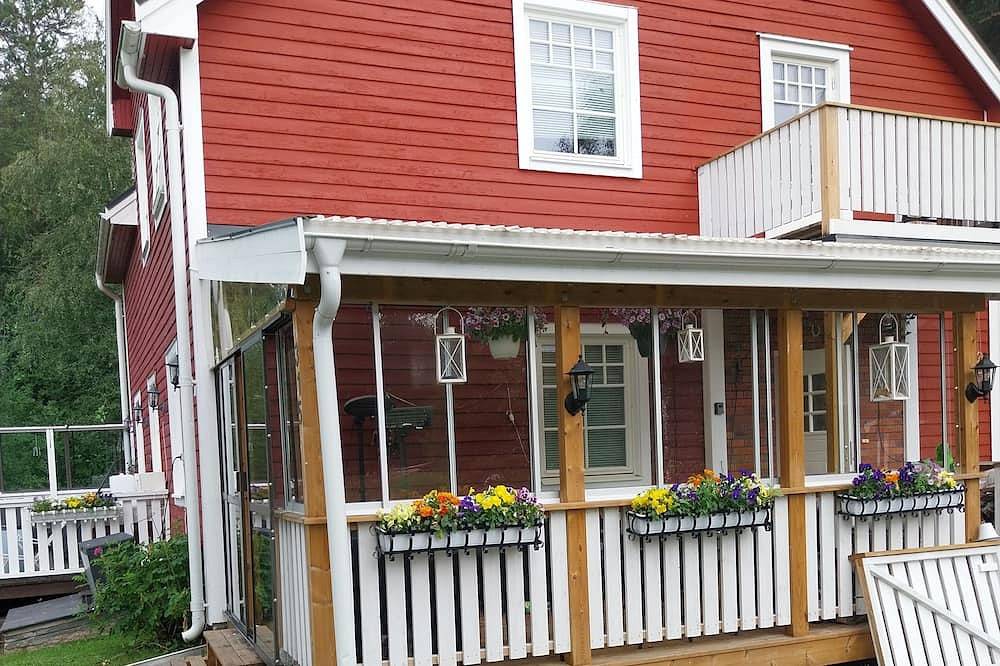 Rural villa with large patios, jacuzzi and quiet location near Östersund in Östersund, Jämtland