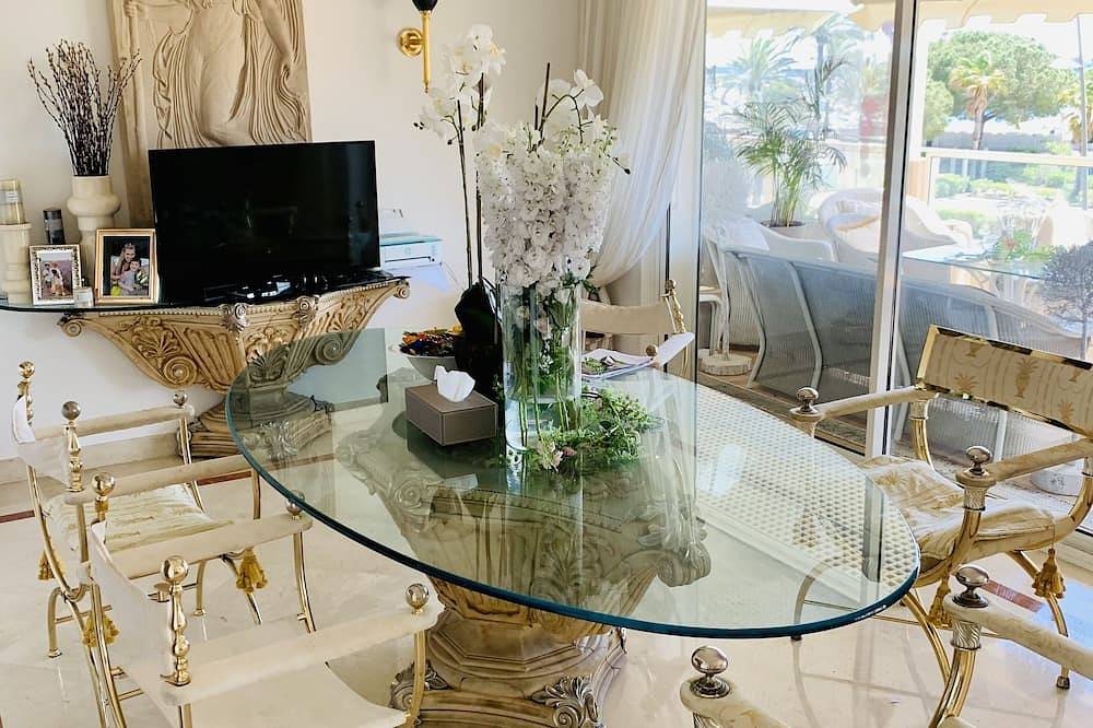 Appartamento intero, Amazing spacious appartement front of the beach. in Golfe-Juan, Vallauris