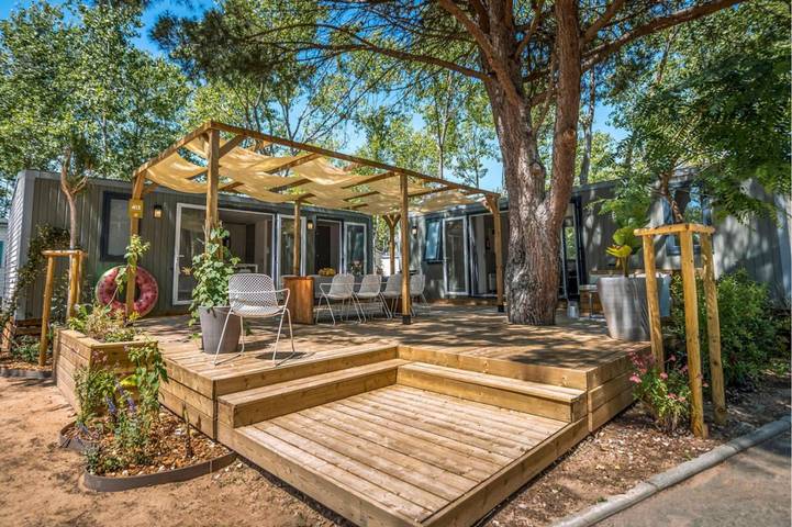 Mobil home pour 10 personnes, avec piscine ainsi que terrasse et jardin, adapté aux familles