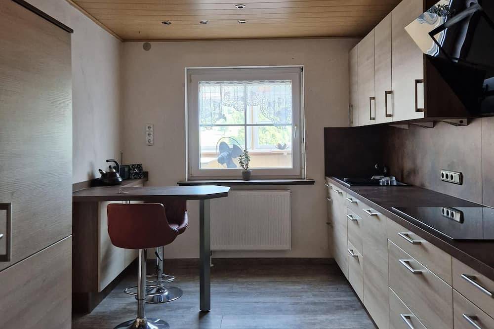 Ganze Wohnung, Gemütliche Ferienwohnung mit Wintergarten und tollem Ausblick in Weißenbrunn, Oberfranken