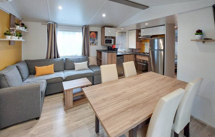 Mobile Home confortable avec parking, WiFi, AC, piscine et jardin, près d'un restaurant in Saint-Julien-en-Born, Côte d’Argent