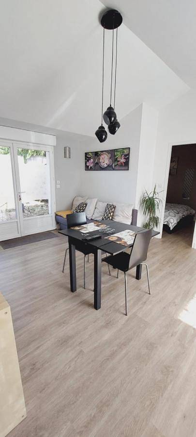 Gîte pour 2 personnes, avec vue ainsi que terrasse et jardin à Échallat - 4