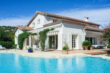 Location de vacances pour 12 personnes, avec terrasse ainsi que jardin et jacuzzi à Mougins