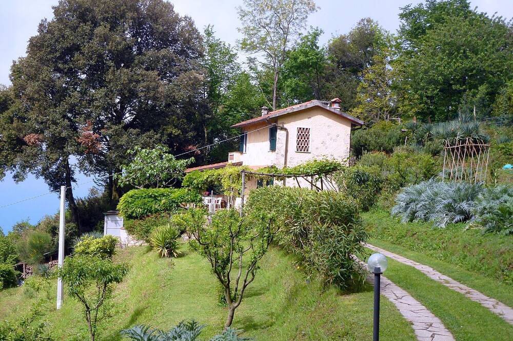 Rustico in a panoramic position, terrace with sea view. in Pietrasanta, Italian Riviera