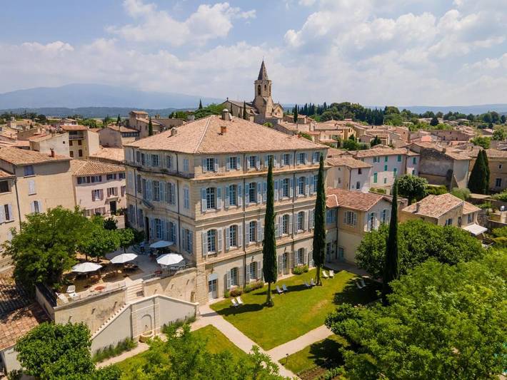 Hôtel pour 2 personnes, avec terrasse ainsi que piscine et jardin, animaux acceptés