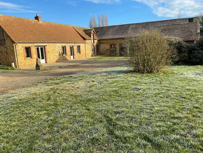 Gîte pour 9 personnes, avec piscine ainsi que jardin et vue à Coudrecieux
