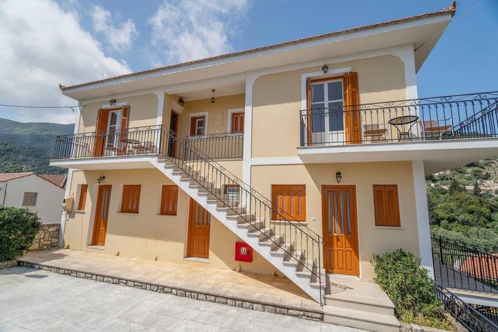 Monolocale intero, Appartamento 'Deluxe Double Studio' con Vista Montagna, Wi-Fi e Aria Condizionata in Itaca