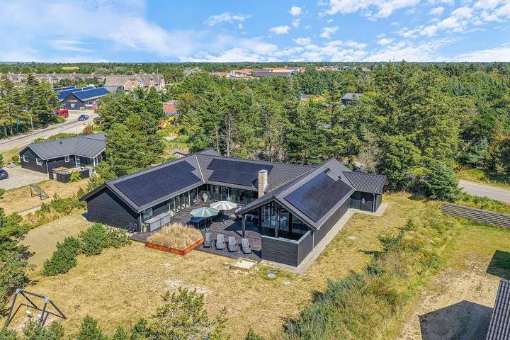 Villa for 20 people, with balcony/terrace and hot tub as well as sauna and pool, with pets - 1