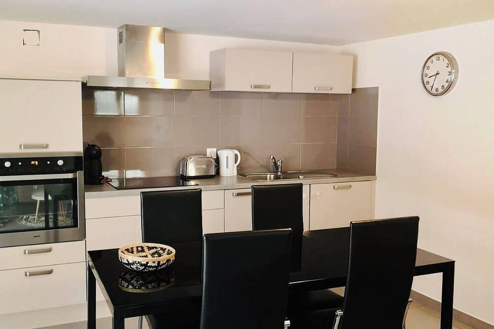 Appartement entier, Appartement paisible avec piscine privée in Salinelles, Côte méditerranéenne (France)