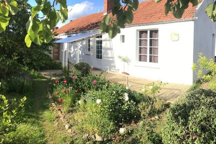 Location de vacances pour 4 personnes, avec Terrasse ainsi que Jardin et Piscine à Nieul-le-Dolent