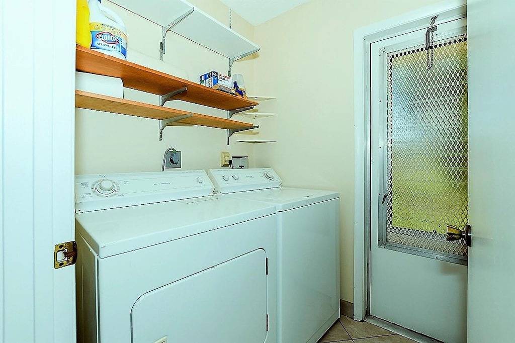 Luftiges Haus mit beheiztem Wasserfallpool und Blick auf den Golfplatz, nur wenige Minuten vom Strand entfernt in Port St. Lucie, St. Lucie County